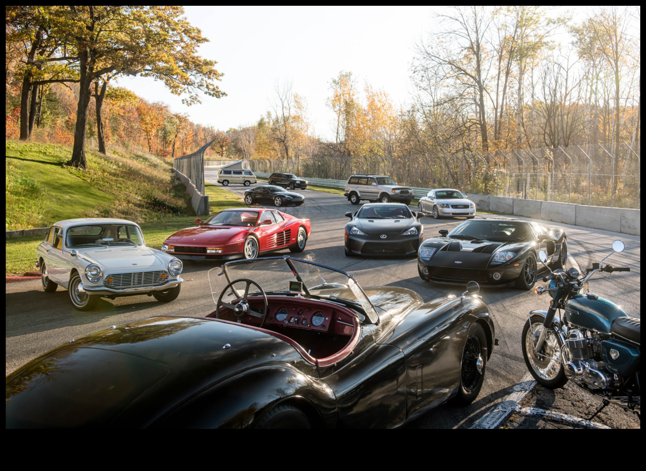 Yuvarlanan antikalar: vintage otomobiller ve motosikletler tarih yazıyor