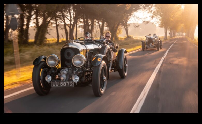 Haddeleme antikaları vintage arabalar ve motosikletler hala güçlü gidiyor